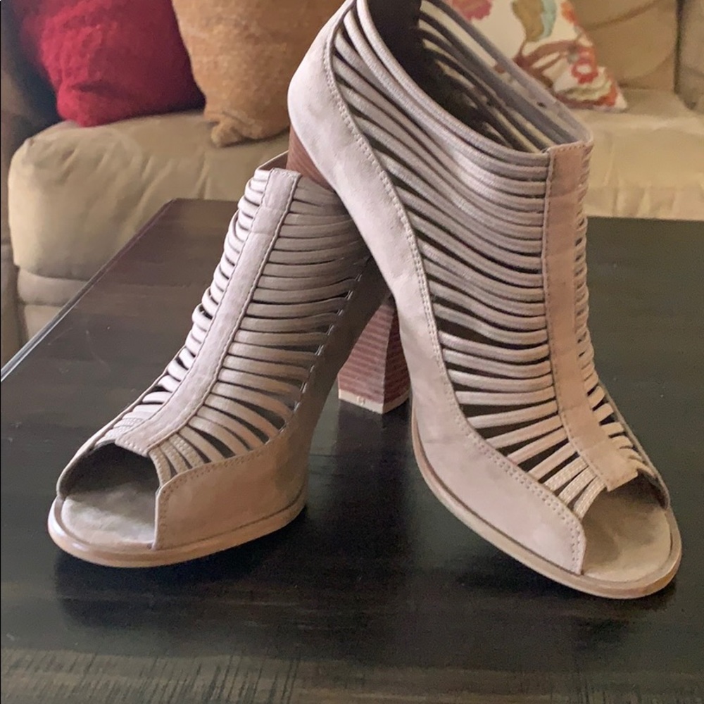 Mia elastic strap “shootie” 9.5